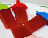 A picture of step 4 of Strawberry popsicles.