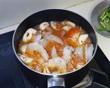 รูปขั้นตอนการทำที่ 2 ของ ต้มยำกุ้งมะพร้าวอ่อน