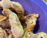 A picture of step 1 of Chicken Egg Noodle Soup (Hủ tíu mì gà).