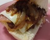 Foto del passaggio 4 della ricetta Burger con cipolle agrodolce e bacon
