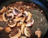 Foto del paso 2 de la receta: Bondiola de cerdo en bifes con salsa de champignones y vino tinto