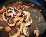Foto del paso 2 de la receta: Bondiola de cerdo en bifes con salsa de champignones y vino tinto