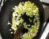Foto del paso 2 de la receta: Setas salteadas con ajetes tiernos y solomillo de pechuga de pollo