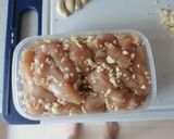 รูปขั้นตอนการทำที่ 1 ของ อกไก่ผัด​กระเทียมพริกไทย ฉบับไม่มีรากผักชี