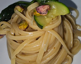 Foto del paso 5 de la receta: Tallarines en salsa de pescado con crujiente de pistachos