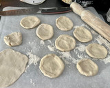 Foto del paso 2 de la receta: Gyozas caseras mixtas con mahonesa de soja, mahonesa de siracha y chili dulce