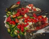 Foto langkah ke 3 dari resep Oseng Ikan Asin Jambal Roti.