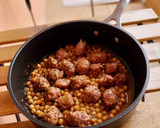 Foto del paso 6 de la receta: Garbanzos y butifarras encebolladas en salsa de vino rancio