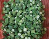 A picture of step 1 of Bhindi Gosht.