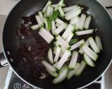 Hình bước làm 2 của món Bầu xào giò thủ