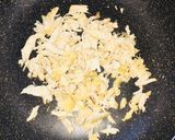 A picture of step 2 of Shredded chicken burger.