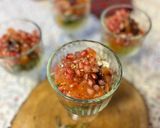 Foto del paso 4 de la receta: Ensalada navideña de granada y salmón ahumado - en vasitos