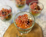 Foto del paso 4 de la receta: Ensalada navideña de granada y salmón ahumado - en vasitos