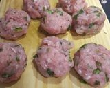 Foto del paso 2 de la receta: Hamburguesas de pavo y albahaca rellenas con queso