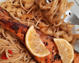 Foto langkah ke 6 dari resep Pasta Aglio E Olio Lemon Butter Salmon Simple dan Enak.
