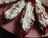 Foto del paso 2 de la receta: Endivias rojas rellenas con quesos y pickles