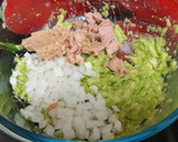 Foto del paso 3 de la receta: Huevos rellenos de aguacate y atún