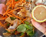 Hình bước làm 4 của món Phở Sắn Trộn Da Gà Nướng