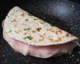 Foto del paso 3 de la receta: Tortilla de claras con hierbas frescas rellena de pavo