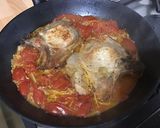 Une image de l'étape 10 de Côtes de porc aux tomates, ail rose et fanes de navets.