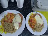 Milanesa de soja con guarnición de vegetales, arroz y fideos