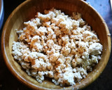 Foto del paso 3 de la receta: Ciruelas moradas con crumble de copos de avena y almendras