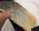 Hình bước làm 3 của món Da cá hồi chiên giòn