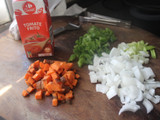 Macarrones de guisantes con atún y verduras