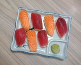 Hình bước làm 3 của món SAKE & MAGURO NIGIRI (Sushi cá hồi và cá ngừ)