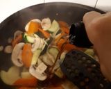 Foto langkah ke 8 dari resep Tumis champignon wortel dan zuchini.