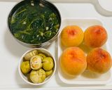 Hình bước làm 1 của món Bữa ăn thường ngày đơn giảnMồng tơi nấu thịt băm, cà muối,đào tráng miệng