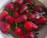 Foto del paso 1 de la receta: Copa Clásica De Frutillas Con Crema