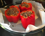 Foto del paso 4 de la receta: Pimientos rellenos de pollo, cebolla caramelizada y albahaca con un toque de tomate