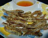 Hình bước làm 1 của món Salad cá cơm chiên giòn