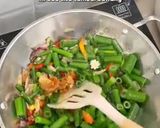 Foto langkah ke 2 dari resep Kembang Bawang Teri Pedas.
