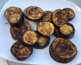 Une image de l'étape 7 de Aubergines violettes marinées grillées « skull ».