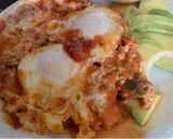 Foto del paso 3 de la receta: Huevos escalfados en salsa roja mexicana