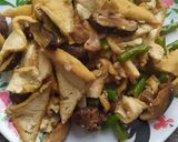 Foto langkah ke 5 dari resep Tahu Coklat Tumis Jamur Hioko Kering.