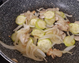 Foto del paso 2 de la receta: Revuelto de champiñones, calabacín y cebolla