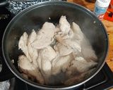 Foto del paso 1 de la receta: Pollo en crema con elote y flor de calabaza