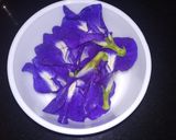 A picture of step 1 of Magic Bluebellvine Lemonade.