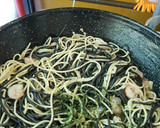 Foto del paso 7 de la receta: Espaguetis negros y blancos con gambas