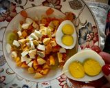 Foto del paso 2 de la receta: Ensalada de salmón con uva blanca, caqui y huevo
