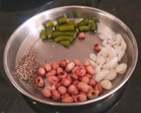 A picture of step 2 of Bhindi Peanut Masala.