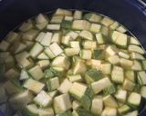 Foto del paso 2 de la receta: Crema de calabacín baja en grasa