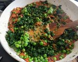 A picture of step 5 of Methi Malai matar.