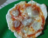 Foto langkah ke 7 dari resep Pizza mini thin crust simple (saos, sosis, keju).