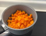 Foto del paso 1 de la receta: Arroz meloso con crema de calabaza y jengibre y pollo a la miel con canela
