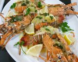 Foto langkah ke 4 dari resep Tailed Lobster with garlic lemon butter sauce.