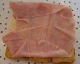 Foto del paso 4 de la receta: Tosta de minitostas con queso, jamón y aguacate